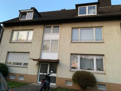 * Singles oder Pärchen aufgepasst: schnuckelige Dachgeschosswohnung mit Tageslichtbad *