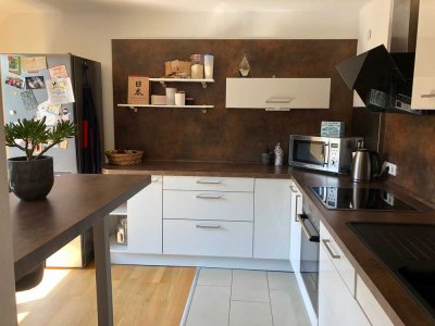 Traumhafte DG Wohnung für Pärchen/junge Familie in FFM Ginnheim mit Eiche-Parkett und Loggia.