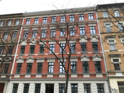 ***Denkmalperle mit Charme - Stilvolle 4-Raumwohnung im DG mit Aufzug und Balkon***