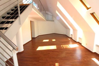 Lichtdurchflutete Maisonette Wohnung mit Galerieebene direkt am Rhein