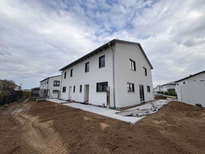 Moderne Neubau-Doppelhaushälfte mit höchstem Energiestandard – Erstbezug, ruhig & modern