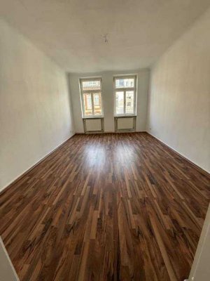 Klasse 3 Zi.-Altbauwohnung mit TGL-Duschbad und Wohnküche in zentraler Lage