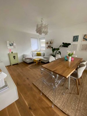 Erbpacht: Frisch renovierte Wohnung mit zwei Zimmern, zwei Südbalkonen, sowie neuer Einbauküche