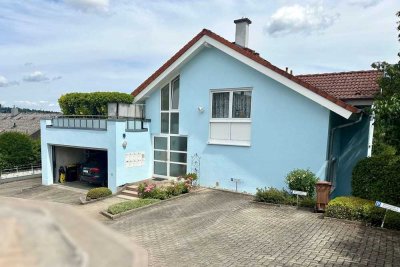 Exklusive DG-Wohnung (Haus im Haus) mit 2 Balkonen & Doppelgarage - 122 qm in Pforzheim-Mäuerach