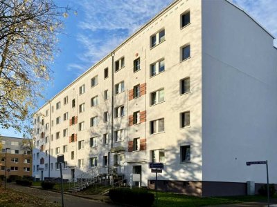 2 Raumwohnung mit EBK und verglastem Balkon, ruhige Lage