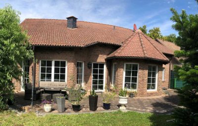 Exclusive Landhausvilla mit 2 ELW, parkähnlichem Garten, Nebengebäuden