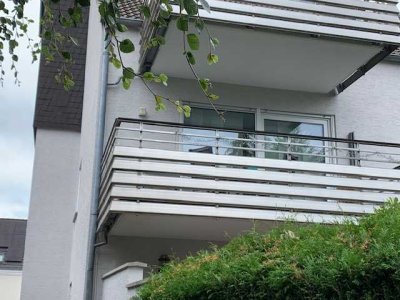Von Privat! Sehr schöne Wohnung mit toll geschnittenen Grundriss und großen sonnigen Südbalkon.
