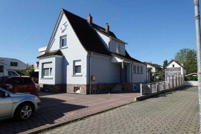 Vielfältige Möglichkeiten: Wohnen und Gewerbe kombinierbar - Haupthaus mit 2 Nebengebäuden!