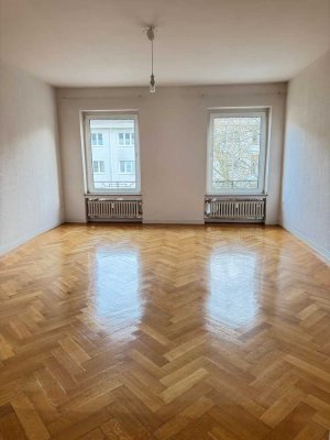 Seltene Altbau-Perle nahe dem Stadttheater – 4 Zimmer auf ca. 150 m² mit großem Balkon