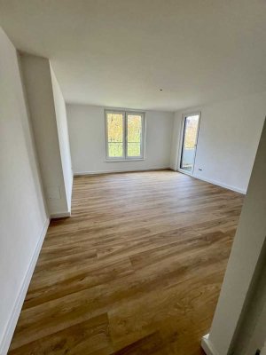 Erstbezug nach Sanierung mit Terrassen,Balkon und Einbauküche: Exklusive 4-Zimmer-Maisonette-Wohnung