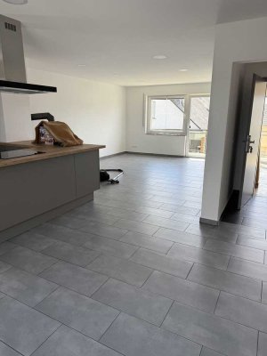 Moderne  3 Zimmer,Küche, Bad Wohnung kernsaniert mit Fußbodenheizung Garten Optional möglich
