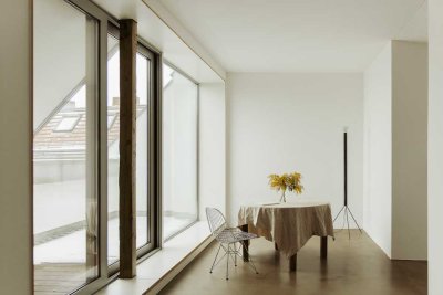 Lichtdurchflutetes Loftrefugium im denkmalgeschützten Altbau mit zwei Loggien