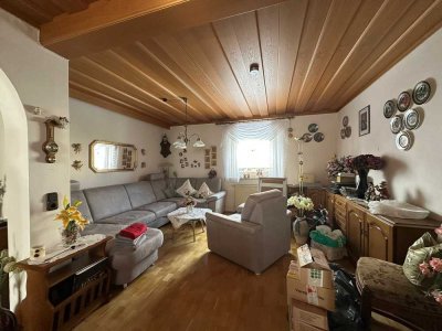 Solides Raumwunder mit Potenzial: Gepflegtes Reihenmittelhaus mit Wintergarten-Häuschen in Ansbach