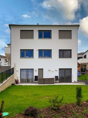 Luxus Pur im EG : 4-Zimmer Wohnung mit 2 Bädern, Studio mit Bad, Terrasse und Garten