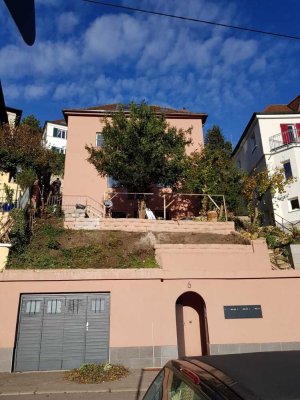 4-Zimmer-Wohnung + Wohnküche einschließlich EBK und Terrasse in Halbhöhe von Stgt-Süd