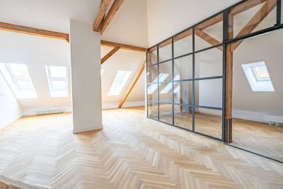 Exklusive Loft-Wohnung mit verglastem Schlafbereich in denkmalgeschütztem Altbau