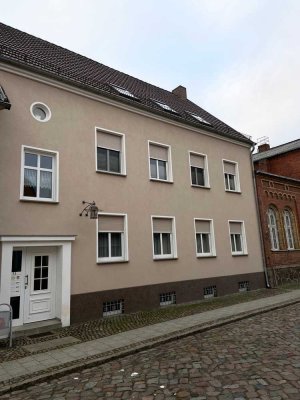 Geräumige 4-Zimmer-Wohnung mit Garten & Garage