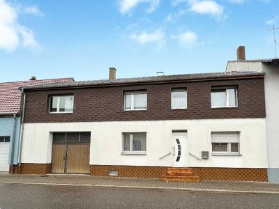 Solides Zweifamilienhaus mit Ausbaureserve und Hof – perfekt für Familien oder kreative Selbstgestal