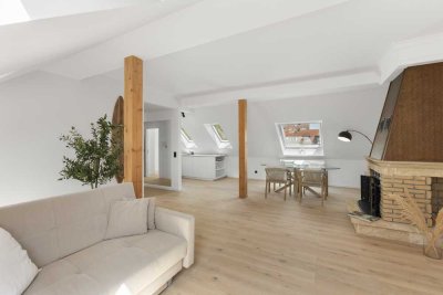 Lichtdurchflutetes ,kernsaniertes ,teilmöbliertes Dachgeschoss mit Charme in Toplage zum Erstbezug