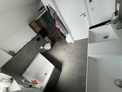 Hochwertige Doppelhaushälfte mit 4 Zimmern, 2 Bädern, Balkon & Garage zu vermieten