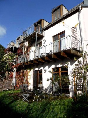 Baubiologisch errichtetes Doppelhaus mit Einliegerbereich, Naturgarten und Carport - Stegaurach