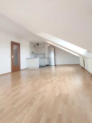 Lichtdurchflutete DG-Wohnung mit Balkon & Garage – stilvoll wohnen oder solide investieren