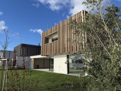 Architektur trifft See – luxuriöses Refugium mit Atrium und privatem Seezugang