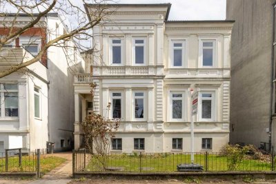 Erstbezug nach Sanierung:                                     Stilvolle Altbauwohnung mit Balkon ...