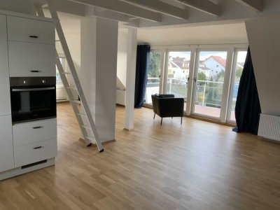 Moderne Dachgeschoss Wohnung mit Balkon & Wärmepumpe