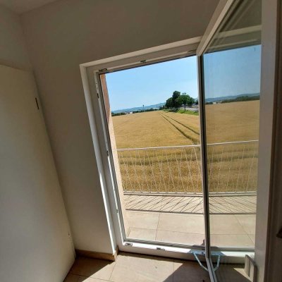 Erstbezug! Ruhige Feldrandlage mit Balkon – Wohnen im Grünen