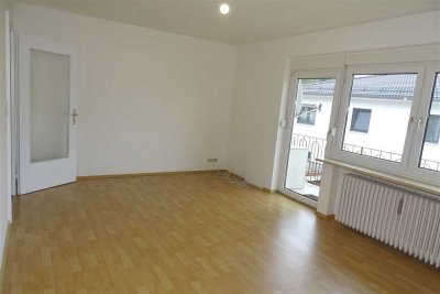 Gilching: besondere 2,5 Zi.-Whg  im 4 Fam.-Haus m. Blk., frei + gr. Garage