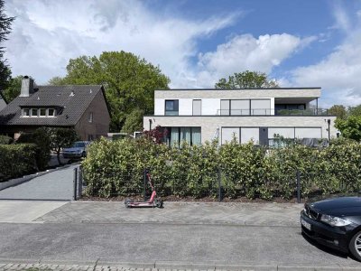Wohnen wie im eigenen Haus: Exklusive Erdgeschoss-/Souterrain Wohnung mit Garten in Villenlage