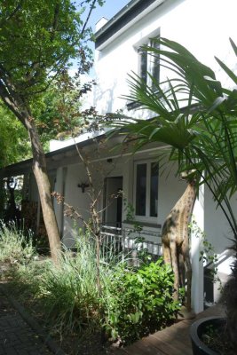 Urbanes Wohnen - Haus in grüner Hinterhof Oase inkl. Garage