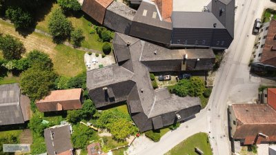 HISTORISCHES LANDHAUS MIT WALD, BACH UND BADETEICH /// CHARAKTER, GESCHICHTE UND VIEL NATUR