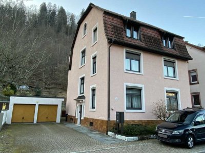 In Ortsrandlage: interessantes Dreifamilienwohnhaus mit Doppelgarage auf einem ebenen Grundstück !