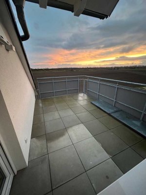 EXKLUSIVE 3 ZKB MAISONETTE WOHNUNG MIT DACHTERRASSE IN RUHIGER FELDRANDLAGE SANDHOFENS