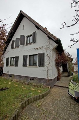 Freistehendes Zweifamilienhaus in bester Lage, unmittelbar in Altrheinnähe