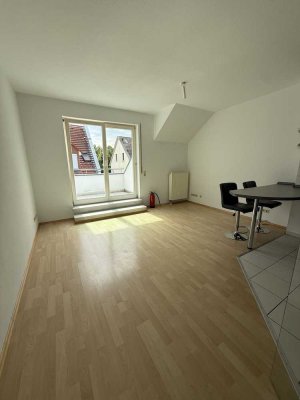 Stilvolle 2-Zimmer-Dachgeschosswohnung mit Südbalkon & Einbauküche – ab 01.09.2025 verfügbar