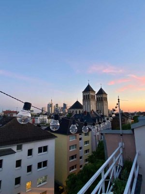 Exklusive 2-Raum-DG-Wohnung mit gehobener Innenausstattung mit Balkon und EBK in Frankfurt am Main