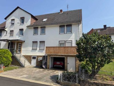 /// Gepflegte 2 Familiendoppelhaushälfte mit Garage, Stellplatz und großzügigen Grundstück  //
