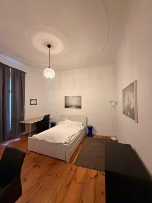 Charmante 4-Zimmer-Altbauwohnung mit Balkon in Moabit Bezugsfreie