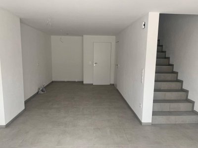 Erstbezugs - Maisonettewohnung mit Reihenhauscharakter mit überdachter Terrasse und Garage