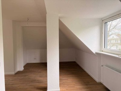 Modernisierte 2-Zimmer-Wohnung im Dachgeschoss mit Badewanne