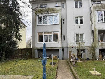Schöne 3 Zimmerwohnung Paterre Bus ,eigener Gartenanteil Stellplatz vor der Tür Einkauf fussläufig.