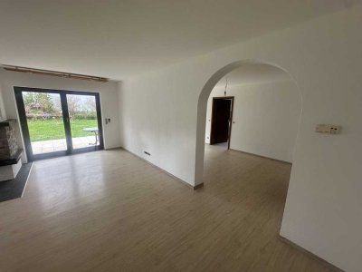 Renovierte 5-Zimmer-EG-Wohnung mit großer Außenterrasse und Garten + Hobbyraum (Nutzfläche: 200qm)