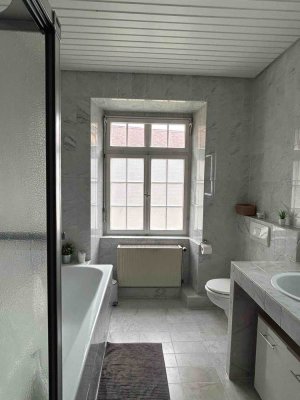 Helle 4-Zimmer Wohnung mit Gärtchen-Sitzplatz