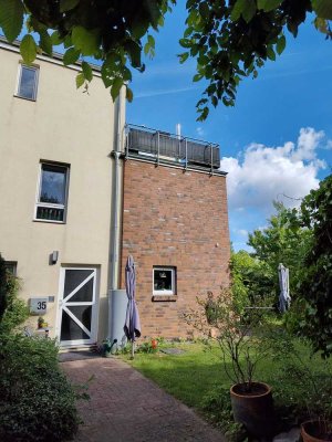 Projensdorf: geräumige Doppelhaushälfte mit individuellen Akzenten und Dachterrasse