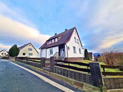 Charmantes Zweifamilienhaus auf großzügigem Grundstück mit Garage in Gronau (Leine)