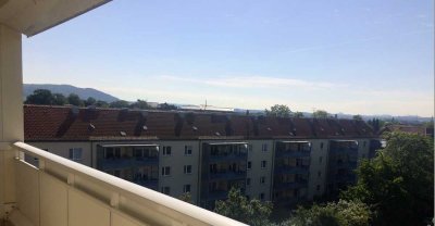 Modernisierte und möblierte 3-Zimmer-Wohnung mit Balkon, Einbauküche sowie Stellplatz