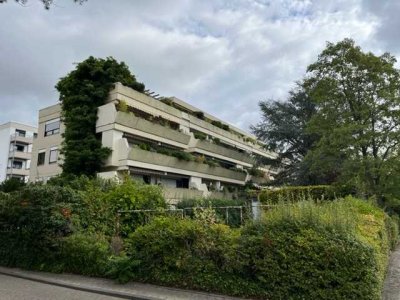 Helle, moderne 3- Zimmer-Wg,  Eichenparkett, grosser begrünter Balkon, saniert